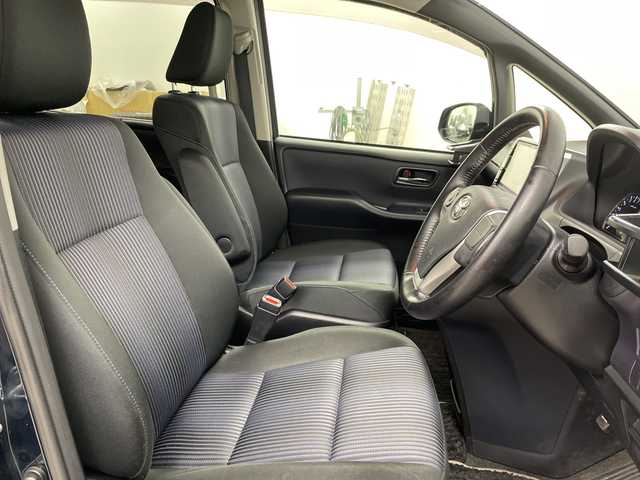 トヨタ ヴォクシー ZS 煌Ⅱ 道央・札幌 2016(平28)年 6.6万km ブラッキッシュアゲハガラスフレーク ・４ＷＤ/寒冷地仕様　/・トヨタセーフティーセンス　/・プリクラッシュセーフティ/・ＡＬＰＩＮＥ１１インチナビ/・DVD.CD.SD.BT.フルセグ　/・バックカメラ　/・フリップダウンモニター　/・LEDオートライト/オートハイビーム/・両側パワースライドドア　/・ビルトインＥＴＣ　/・スマートキー/プッシュスタート/・社外ＡＷ冬タイヤ積込