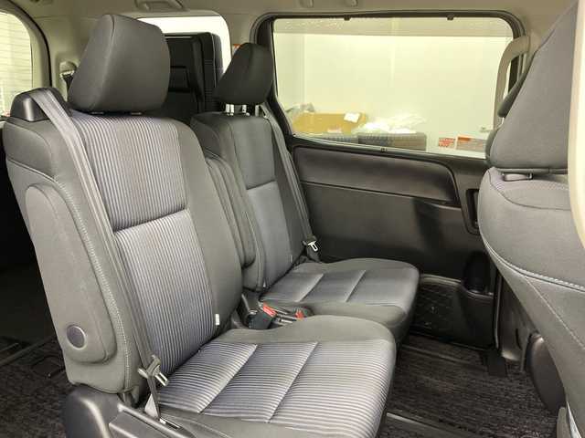 トヨタ ヴォクシー ZS 煌Ⅱ 道央・札幌 2016(平28)年 6.6万km ブラッキッシュアゲハガラスフレーク ・４ＷＤ/寒冷地仕様　/・トヨタセーフティーセンス　/・プリクラッシュセーフティ/・ＡＬＰＩＮＥ１１インチナビ/・DVD.CD.SD.BT.フルセグ　/・バックカメラ　/・フリップダウンモニター　/・LEDオートライト/オートハイビーム/・両側パワースライドドア　/・ビルトインＥＴＣ　/・スマートキー/プッシュスタート/・社外ＡＷ冬タイヤ積込