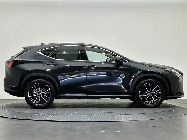 レクサス ＮＸ 350h バージョンL 愛媛県 2022(令4)年 5.7万km グラファイトブラックガラスフレーク ワンオーナー/純正メモリナビ/(AM/FM/Bluetooth/フルセグテレビ)/全方位/バックカメラ/レーダークルーズコントロール/サンルーフ/パワーバックドア/全席シートヒーター/ステアリングヒーター/マークレビンソンサウンド/ヘッドアップディスプレイ/全周囲ドライブレコーダー/デジタルインナーミラー/ワイヤレス充電/パドルシフト/ビルトインETC2.0/EVモード/ウィンカーミラー/プッシュスタート