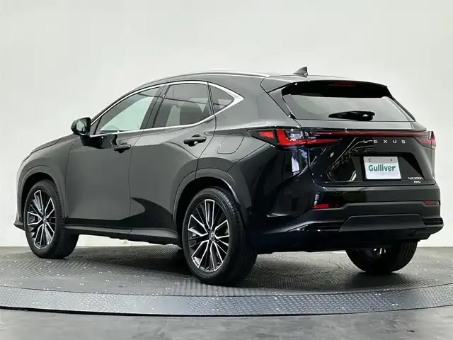 レクサス ＮＸ 350h バージョンL 愛媛県 2022(令4)年 5.7万km グラファイトブラックガラスフレーク ワンオーナー/純正メモリナビ/(AM/FM/Bluetooth/フルセグテレビ)/全方位/バックカメラ/レーダークルーズコントロール/サンルーフ/パワーバックドア/全席シートヒーター/ステアリングヒーター/マークレビンソンサウンド/ヘッドアップディスプレイ/全周囲ドライブレコーダー/デジタルインナーミラー/ワイヤレス充電/パドルシフト/ビルトインETC2.0/EVモード/ウィンカーミラー/プッシュスタート