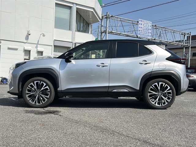 トヨタ ヤリスクロス ハイブリッド Z 愛知県 2021(令3)年 3.5万km ブラックマイカ/シルバーメタリック 2トーン /禁煙車//純正ナビ・フルセグTV//パノラミックビューモニター//セーフティセンス//ビルトインETC2.0//前後ドライブレコーダー//ブランドスポットモニター//パワーバックドア//ステアリングヒーター//ステアリングスイッチ//電動格納ミラーウインカー//クリアランスソナー//レーダークルーズコントロール//LEDオートライト//運転席パワーシート//前席シートヒーター//純正フロアマット//新車保証書/取扱説明書//スペアキー