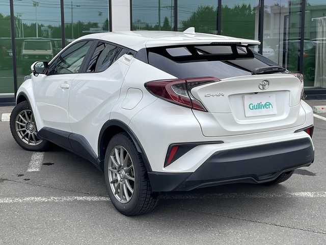 トヨタ Ｃ－ＨＲ S－T LEDパッケージ 道東・釧路十勝 2018(平30)年 5.4万km ホワイトパールクリスタルシャイン ・純正SDナビ/（AM・FM・CD・DVD・SD・ BT・フルセグ）/・バックカメラ/・オートライト/・オートマチックハイビーム/・プリクラッシュセーフティ/・純正ドライブレコーダー/・レーダークルーズコントロール/・スマートキー/・プッシュスタート/・社外フロアマット