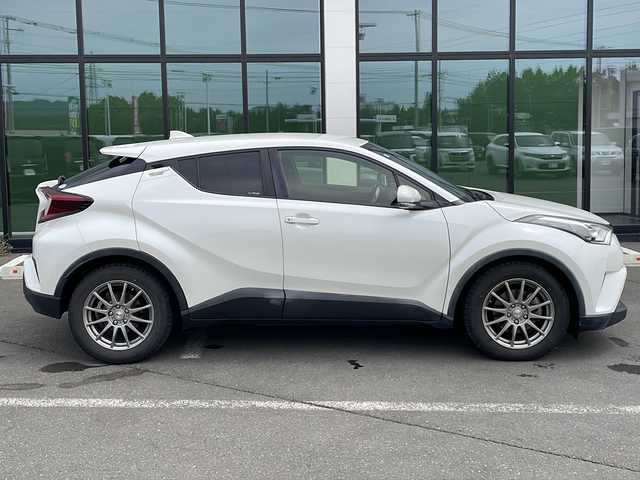 トヨタ Ｃ－ＨＲ S－T LEDパッケージ 道東・釧路十勝 2018(平30)年 5.4万km ホワイトパールクリスタルシャイン ・純正SDナビ/（AM・FM・CD・DVD・SD・ BT・フルセグ）/・バックカメラ/・オートライト/・オートマチックハイビーム/・プリクラッシュセーフティ/・純正ドライブレコーダー/・レーダークルーズコントロール/・スマートキー/・プッシュスタート/・社外フロアマット