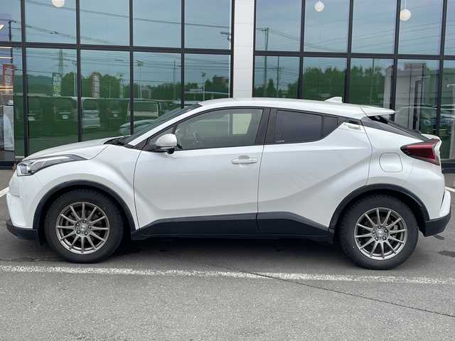 トヨタ Ｃ－ＨＲ S－T LEDパッケージ 道東・釧路十勝 2018(平30)年 5.4万km ホワイトパールクリスタルシャイン ・純正SDナビ/（AM・FM・CD・DVD・SD・ BT・フルセグ）/・バックカメラ/・オートライト/・オートマチックハイビーム/・プリクラッシュセーフティ/・純正ドライブレコーダー/・レーダークルーズコントロール/・スマートキー/・プッシュスタート/・社外フロアマット