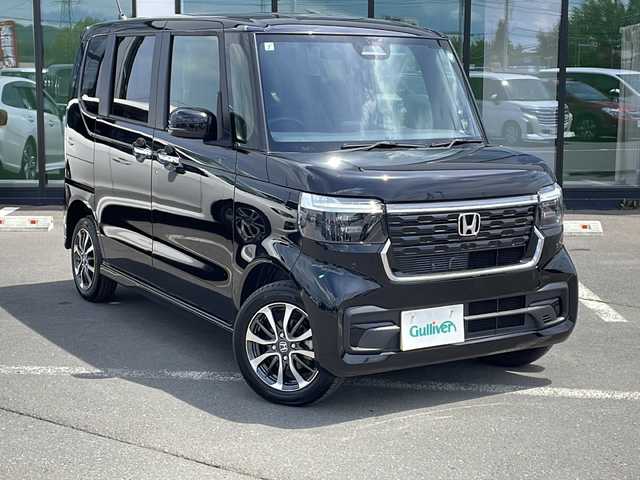 ホンダ Ｎ ＢＯＸ カスタム 道東・釧路十勝 2024(令6)年 1.1万km クリスタルブラックパール ・4WD/・社外SDナビ/（SD・FM・AM・AUX・BT・SMART USEN・DISC）/・バックカメラ/・ホンダセンシング/・レーダークルーズコントロール/・レーンキープアシスト/・コーナーセンサー/・片側パワースライドドア/・前席シートヒーター/・ミラーヒーター/・ETC/・電子制御パーキング/・ステアリングスイッチ/・LEDヘッドライト/・オートライト/・ヘッドライトレベライザー/・横滑り防止/・電格ウィンカーミラー/・スマートキー/・プッシュスタート