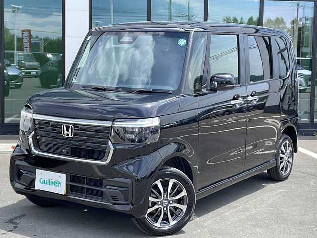 ホンダ Ｎ ＢＯＸ カスタム 道東・釧路十勝 2024(令6)年 1.1万km クリスタルブラックパール ・4WD/・社外SDナビ/（SD・FM・AM・AUX・BT・SMART USEN・DISC）/・バックカメラ/・ホンダセンシング/・レーダークルーズコントロール/・レーンキープアシスト/・コーナーセンサー/・片側パワースライドドア/・前席シートヒーター/・ミラーヒーター/・ETC/・電子制御パーキング/・ステアリングスイッチ/・LEDヘッドライト/・オートライト/・ヘッドライトレベライザー/・横滑り防止/・電格ウィンカーミラー/・スマートキー/・プッシュスタート