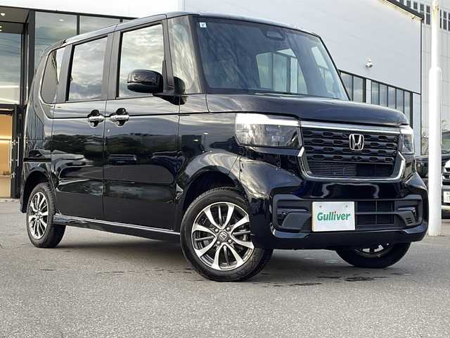 ホンダ Ｎ ＢＯＸ カスタム 青森県 2024(令6)年 1.1万km クリスタルブラックパール ・4WD/・社外SDナビ/（SD・FM・AM・AUX・BT・SMART USEN・DISC）/・バックカメラ/・ホンダセンシング/・レーダークルーズコントロール/・レーンキープアシスト/・コーナーセンサー/・片側パワースライドドア/・前席シートヒーター/・ミラーヒーター/・ETC/・電子制御パーキング/・ステアリングスイッチ/・LEDヘッドライト/・オートライト/・ヘッドライトレベライザー/・横滑り防止/・電格ウィンカーミラー/・スマートキー/・プッシュスタート