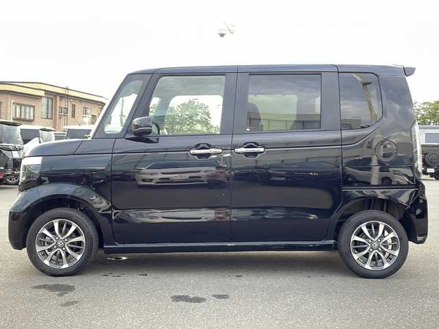 ホンダ Ｎ ＢＯＸ カスタム 青森県 2024(令6)年 1.1万km クリスタルブラックパール ・4WD/・社外SDナビ/（SD・FM・AM・AUX・BT・SMART USEN・DISC）/・バックカメラ/・ホンダセンシング/・レーダークルーズコントロール/・レーンキープアシスト/・コーナーセンサー/・片側パワースライドドア/・前席シートヒーター/・ミラーヒーター/・ETC/・電子制御パーキング/・ステアリングスイッチ/・LEDヘッドライト/・オートライト/・ヘッドライトレベライザー/・横滑り防止/・電格ウィンカーミラー/・スマートキー/・プッシュスタート