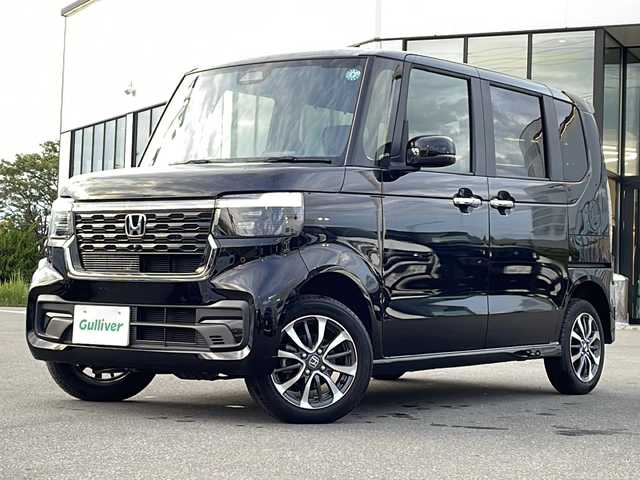 ホンダ Ｎ ＢＯＸ カスタム 青森県 2024(令6)年 1.1万km クリスタルブラックパール ・4WD/・社外SDナビ/（SD・FM・AM・AUX・BT・SMART USEN・DISC）/・バックカメラ/・ホンダセンシング/・レーダークルーズコントロール/・レーンキープアシスト/・コーナーセンサー/・片側パワースライドドア/・前席シートヒーター/・ミラーヒーター/・ETC/・電子制御パーキング/・ステアリングスイッチ/・LEDヘッドライト/・オートライト/・ヘッドライトレベライザー/・横滑り防止/・電格ウィンカーミラー/・スマートキー/・プッシュスタート