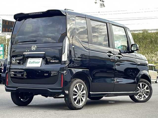 ホンダ Ｎ ＢＯＸ カスタム 青森県 2024(令6)年 1.1万km クリスタルブラックパール ・4WD/・社外SDナビ/（SD・FM・AM・AUX・BT・SMART USEN・DISC）/・バックカメラ/・ホンダセンシング/・レーダークルーズコントロール/・レーンキープアシスト/・コーナーセンサー/・片側パワースライドドア/・前席シートヒーター/・ミラーヒーター/・ETC/・電子制御パーキング/・ステアリングスイッチ/・LEDヘッドライト/・オートライト/・ヘッドライトレベライザー/・横滑り防止/・電格ウィンカーミラー/・スマートキー/・プッシュスタート