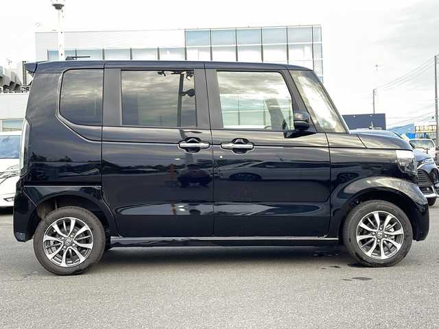 ホンダ Ｎ ＢＯＸ カスタム 青森県 2024(令6)年 1.1万km クリスタルブラックパール ・4WD/・社外SDナビ/（SD・FM・AM・AUX・BT・SMART USEN・DISC）/・バックカメラ/・ホンダセンシング/・レーダークルーズコントロール/・レーンキープアシスト/・コーナーセンサー/・片側パワースライドドア/・前席シートヒーター/・ミラーヒーター/・ETC/・電子制御パーキング/・ステアリングスイッチ/・LEDヘッドライト/・オートライト/・ヘッドライトレベライザー/・横滑り防止/・電格ウィンカーミラー/・スマートキー/・プッシュスタート