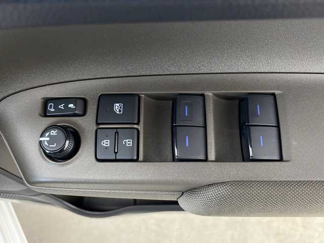 トヨタ シエンタ ハイブリッド G 秋田県 2024(令6)年 0.8万km ホワイトパールクリスタルシャイン 4WD/トヨタセーフティセンス/両側パワースライドドア/純正ディスプレイオーディオ/バックカメラ/ステアリングスイッチ/レーダークルーズコントロール/ビルトインETC/USB/ブラインドスポットモニター（BSM）/プッシュスタート/電動格納ミラー/社外フロアマット/純正ホイールキャップ/LEDヘッドライト/フォグ/オートライト/オートハイビーム/スマートキー