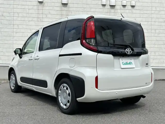 トヨタ シエンタ ハイブリッド G 山形県 2024(令6)年 0.8万km ホワイトパールクリスタルシャイン 純正ディスプレイオーディオ/・フルセグTV/AM/FM//Bluetooth/4WD/プリクラッシュセーフティ/レーンキープアシスト/横滑り防止装置/両側パワースライドドア/バックカメラ/レーダークルーズコントロール/ビルトインETC/USB/プッシュスタート/電動格納ミラー/社外フロアマット/純正ホイールキャップ/LEDヘッドライト/フォグランプ/オートライト/オートハイビーム/スマートキー
