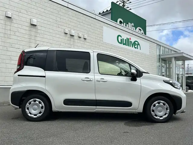 トヨタ シエンタ ハイブリッド G 山形県 2024(令6)年 0.8万km ホワイトパールクリスタルシャイン 純正ディスプレイオーディオ/・フルセグTV/AM/FM//Bluetooth/4WD/プリクラッシュセーフティ/レーンキープアシスト/横滑り防止装置/両側パワースライドドア/バックカメラ/レーダークルーズコントロール/ビルトインETC/USB/プッシュスタート/電動格納ミラー/社外フロアマット/純正ホイールキャップ/LEDヘッドライト/フォグランプ/オートライト/オートハイビーム/スマートキー