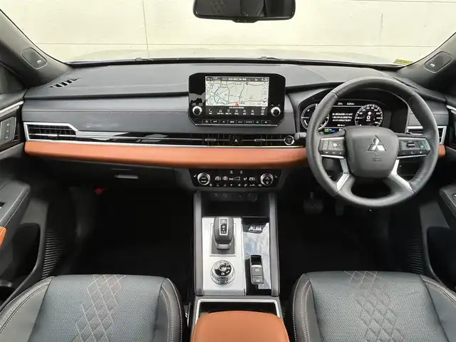 三菱 アウトランダー ＰＨＥＶ P 茨城県 2023(令5)年 0.4万km シルバーⅡ ・BOSEサウンド/・純正スマホ連携ナビ/・マルチアラウンドモニター/・電気温水式ヒーター/・セミアニリン本革シート/・シートヒーター/・メモリ付きパワーシート/・AC1500W電源/・ワイヤレス充電/・マイパイロット/・衝突被害軽減ブレーキシステム/・車線逸脱警報システム/・車線逸脱防止支援機能/・レーダークルーズコントロールシステム/・後側方車両検知警報システム（レーンチェンジアシスト機能付）/・後退時車両検知警報システム/・パーキングセンサー/・HUD/・パワーバックドア/・LEDヘッド、フォグ/・シャークフィンアンテナ/・2トンカラー（X42U25）/・ステアヒーター/・ETC
