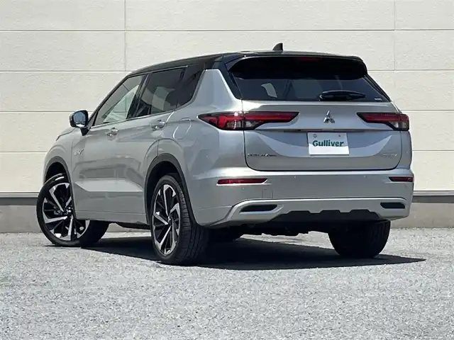 三菱 アウトランダー ＰＨＥＶ P 茨城県 2023(令5)年 0.4万km シルバーⅡ ・BOSEサウンド/・純正スマホ連携ナビ/・マルチアラウンドモニター/・電気温水式ヒーター/・セミアニリン本革シート/・シートヒーター/・メモリ付きパワーシート/・AC1500W電源/・ワイヤレス充電/・マイパイロット/・衝突被害軽減ブレーキシステム/・車線逸脱警報システム/・車線逸脱防止支援機能/・レーダークルーズコントロールシステム/・後側方車両検知警報システム（レーンチェンジアシスト機能付）/・後退時車両検知警報システム/・パーキングセンサー/・HUD/・パワーバックドア/・LEDヘッド、フォグ/・シャークフィンアンテナ/・2トンカラー（X42U25）/・ステアヒーター/・ETC