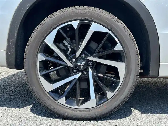 三菱 アウトランダー ＰＨＥＶ P 茨城県 2023(令5)年 0.4万km シルバーⅡ ・BOSEサウンド/・純正スマホ連携ナビ/・マルチアラウンドモニター/・電気温水式ヒーター/・セミアニリン本革シート/・シートヒーター/・メモリ付きパワーシート/・AC1500W電源/・ワイヤレス充電/・マイパイロット/・衝突被害軽減ブレーキシステム/・車線逸脱警報システム/・車線逸脱防止支援機能/・レーダークルーズコントロールシステム/・後側方車両検知警報システム（レーンチェンジアシスト機能付）/・後退時車両検知警報システム/・パーキングセンサー/・HUD/・パワーバックドア/・LEDヘッド、フォグ/・シャークフィンアンテナ/・2トンカラー（X42U25）/・ステアヒーター/・ETC