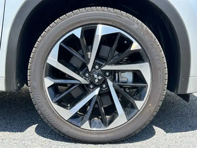 三菱 アウトランダー ＰＨＥＶ P 茨城県 2023(令5)年 0.4万km シルバーⅡ ・BOSEサウンド/・純正スマホ連携ナビ/・マルチアラウンドモニター/・電気温水式ヒーター/・セミアニリン本革シート/・シートヒーター/・メモリ付きパワーシート/・AC1500W電源/・ワイヤレス充電/・マイパイロット/・衝突被害軽減ブレーキシステム/・車線逸脱警報システム/・車線逸脱防止支援機能/・レーダークルーズコントロールシステム/・後側方車両検知警報システム（レーンチェンジアシスト機能付）/・後退時車両検知警報システム/・パーキングセンサー/・HUD/・パワーバックドア/・LEDヘッド、フォグ/・シャークフィンアンテナ/・2トンカラー（X42U25）/・ステアヒーター/・ETC