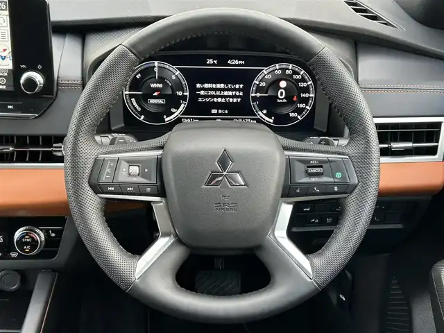 三菱 アウトランダー ＰＨＥＶ P 茨城県 2023(令5)年 0.4万km シルバーⅡ ・BOSEサウンド/・純正スマホ連携ナビ/・マルチアラウンドモニター/・電気温水式ヒーター/・セミアニリン本革シート/・シートヒーター/・メモリ付きパワーシート/・AC1500W電源/・ワイヤレス充電/・マイパイロット/・衝突被害軽減ブレーキシステム/・車線逸脱警報システム/・車線逸脱防止支援機能/・レーダークルーズコントロールシステム/・後側方車両検知警報システム（レーンチェンジアシスト機能付）/・後退時車両検知警報システム/・パーキングセンサー/・HUD/・パワーバックドア/・LEDヘッド、フォグ/・シャークフィンアンテナ/・2トンカラー（X42U25）/・ステアヒーター/・ETC