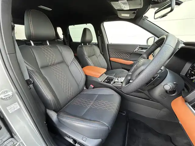 三菱 アウトランダー ＰＨＥＶ P 茨城県 2023(令5)年 0.4万km シルバーⅡ ・BOSEサウンド/・純正スマホ連携ナビ/・マルチアラウンドモニター/・電気温水式ヒーター/・セミアニリン本革シート/・シートヒーター/・メモリ付きパワーシート/・AC1500W電源/・ワイヤレス充電/・マイパイロット/・衝突被害軽減ブレーキシステム/・車線逸脱警報システム/・車線逸脱防止支援機能/・レーダークルーズコントロールシステム/・後側方車両検知警報システム（レーンチェンジアシスト機能付）/・後退時車両検知警報システム/・パーキングセンサー/・HUD/・パワーバックドア/・LEDヘッド、フォグ/・シャークフィンアンテナ/・2トンカラー（X42U25）/・ステアヒーター/・ETC