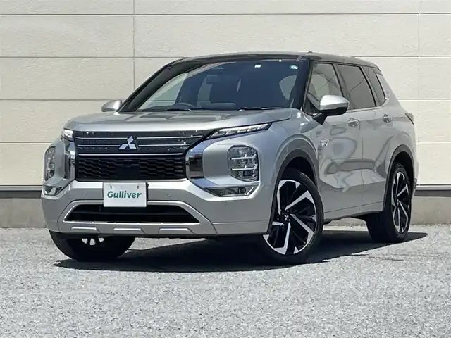 三菱 アウトランダー ＰＨＥＶ P 茨城県 2023(令5)年 0.4万km シルバーⅡ ・BOSEサウンド/・純正スマホ連携ナビ/・マルチアラウンドモニター/・電気温水式ヒーター/・セミアニリン本革シート/・シートヒーター/・メモリ付きパワーシート/・AC1500W電源/・ワイヤレス充電/・マイパイロット/・衝突被害軽減ブレーキシステム/・車線逸脱警報システム/・車線逸脱防止支援機能/・レーダークルーズコントロールシステム/・後側方車両検知警報システム（レーンチェンジアシスト機能付）/・後退時車両検知警報システム/・パーキングセンサー/・HUD/・パワーバックドア/・LEDヘッド、フォグ/・シャークフィンアンテナ/・2トンカラー（X42U25）/・ステアヒーター/・ETC