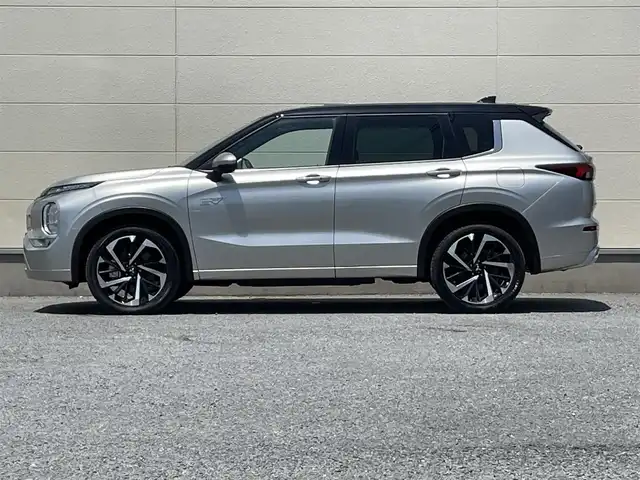 三菱 アウトランダー ＰＨＥＶ P 茨城県 2023(令5)年 0.4万km シルバーⅡ ・BOSEサウンド/・純正スマホ連携ナビ/・マルチアラウンドモニター/・電気温水式ヒーター/・セミアニリン本革シート/・シートヒーター/・メモリ付きパワーシート/・AC1500W電源/・ワイヤレス充電/・マイパイロット/・衝突被害軽減ブレーキシステム/・車線逸脱警報システム/・車線逸脱防止支援機能/・レーダークルーズコントロールシステム/・後側方車両検知警報システム（レーンチェンジアシスト機能付）/・後退時車両検知警報システム/・パーキングセンサー/・HUD/・パワーバックドア/・LEDヘッド、フォグ/・シャークフィンアンテナ/・2トンカラー（X42U25）/・ステアヒーター/・ETC
