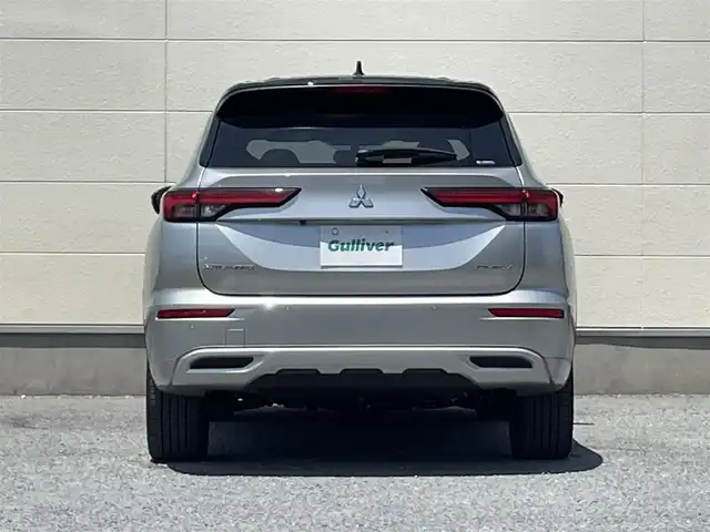 三菱 アウトランダー ＰＨＥＶ P 茨城県 2023(令5)年 0.4万km シルバーⅡ ・BOSEサウンド/・純正スマホ連携ナビ/・マルチアラウンドモニター/・電気温水式ヒーター/・セミアニリン本革シート/・シートヒーター/・メモリ付きパワーシート/・AC1500W電源/・ワイヤレス充電/・マイパイロット/・衝突被害軽減ブレーキシステム/・車線逸脱警報システム/・車線逸脱防止支援機能/・レーダークルーズコントロールシステム/・後側方車両検知警報システム（レーンチェンジアシスト機能付）/・後退時車両検知警報システム/・パーキングセンサー/・HUD/・パワーバックドア/・LEDヘッド、フォグ/・シャークフィンアンテナ/・2トンカラー（X42U25）/・ステアヒーター/・ETC