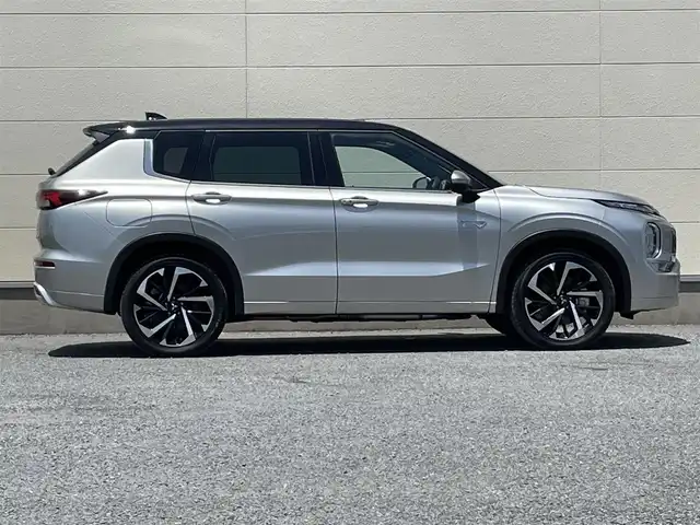 三菱 アウトランダー ＰＨＥＶ P 茨城県 2023(令5)年 0.4万km シルバーⅡ ・BOSEサウンド/・純正スマホ連携ナビ/・マルチアラウンドモニター/・電気温水式ヒーター/・セミアニリン本革シート/・シートヒーター/・メモリ付きパワーシート/・AC1500W電源/・ワイヤレス充電/・マイパイロット/・衝突被害軽減ブレーキシステム/・車線逸脱警報システム/・車線逸脱防止支援機能/・レーダークルーズコントロールシステム/・後側方車両検知警報システム（レーンチェンジアシスト機能付）/・後退時車両検知警報システム/・パーキングセンサー/・HUD/・パワーバックドア/・LEDヘッド、フォグ/・シャークフィンアンテナ/・2トンカラー（X42U25）/・ステアヒーター/・ETC