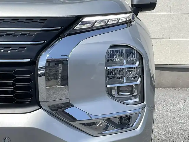 三菱 アウトランダー ＰＨＥＶ P 茨城県 2023(令5)年 0.4万km シルバーⅡ ・BOSEサウンド/・純正スマホ連携ナビ/・マルチアラウンドモニター/・電気温水式ヒーター/・セミアニリン本革シート/・シートヒーター/・メモリ付きパワーシート/・AC1500W電源/・ワイヤレス充電/・マイパイロット/・衝突被害軽減ブレーキシステム/・車線逸脱警報システム/・車線逸脱防止支援機能/・レーダークルーズコントロールシステム/・後側方車両検知警報システム（レーンチェンジアシスト機能付）/・後退時車両検知警報システム/・パーキングセンサー/・HUD/・パワーバックドア/・LEDヘッド、フォグ/・シャークフィンアンテナ/・2トンカラー（X42U25）/・ステアヒーター/・ETC