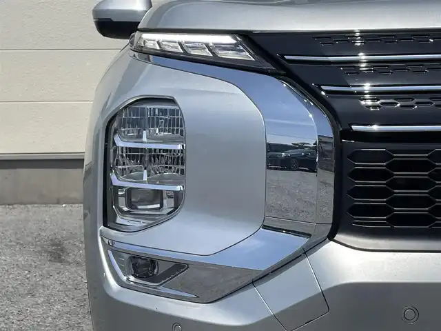 三菱 アウトランダー ＰＨＥＶ P 茨城県 2023(令5)年 0.4万km シルバーⅡ ・BOSEサウンド/・純正スマホ連携ナビ/・マルチアラウンドモニター/・電気温水式ヒーター/・セミアニリン本革シート/・シートヒーター/・メモリ付きパワーシート/・AC1500W電源/・ワイヤレス充電/・マイパイロット/・衝突被害軽減ブレーキシステム/・車線逸脱警報システム/・車線逸脱防止支援機能/・レーダークルーズコントロールシステム/・後側方車両検知警報システム（レーンチェンジアシスト機能付）/・後退時車両検知警報システム/・パーキングセンサー/・HUD/・パワーバックドア/・LEDヘッド、フォグ/・シャークフィンアンテナ/・2トンカラー（X42U25）/・ステアヒーター/・ETC
