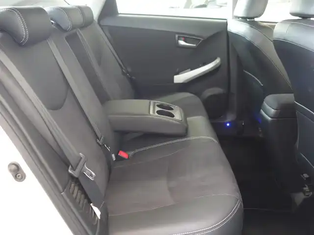 トヨタ プリウス G ツーリングセレクション 静岡県 2013(平25)年 13.8万km ホワイトパールクリスタルシャイン ワンオーナー／禁煙車/社外エアロ（フロント／リア）/純正ディーラーSDナビ/　CD/DVD/SD/BT/フルセグTV/バックカメラ/ETC/クルーズコントロール/ステアリングリモコン/運転席パワーシート/AC100V電源/HIDヘッドライト/オートライト/ヘッドランプウォッシャー/プッシュスタート/スマートキー/純正フロアマット／ドアバイザー/取扱説明書／保証書