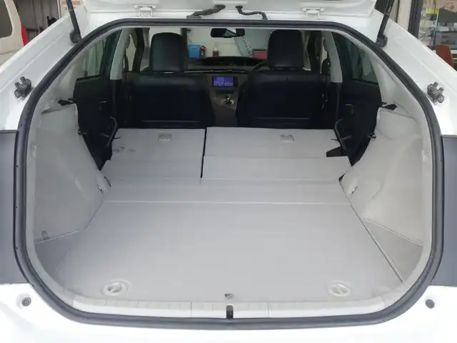 トヨタ プリウス G ツーリングセレクション 静岡県 2013(平25)年 13.8万km ホワイトパールクリスタルシャイン ワンオーナー／禁煙車/社外エアロ（フロント／リア）/純正ディーラーSDナビ/　CD/DVD/SD/BT/フルセグTV/バックカメラ/ETC/クルーズコントロール/ステアリングリモコン/運転席パワーシート/AC100V電源/HIDヘッドライト/オートライト/ヘッドランプウォッシャー/プッシュスタート/スマートキー/純正フロアマット／ドアバイザー/取扱説明書／保証書