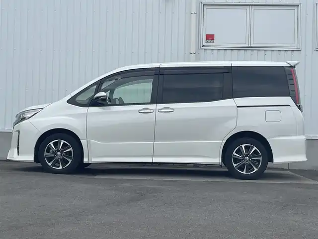 トヨタ ノア Si ダブルバイビーⅡ 愛媛県 2020(令2)年 5.3万km ホワイトパールクリスタルシャイン 純正ナビ（Bluetooth/フルセグTV/DVD再生可能）/純正後席モニター/ETC2.0/バックカメラ/両側パワースライドドア/ハーフレザー/USB/前方ドライブレコーダー/純正アルミホイール/純正フロアマット/前後コーナーセンサー/クルーズコントロール/3列シート/LEDヘッドライト/ABS/横滑り防止装置/レーンキープアシスト/盗難防止装置/オートマチックハイビーム/Wエアバッグ/衝突被害軽減システム