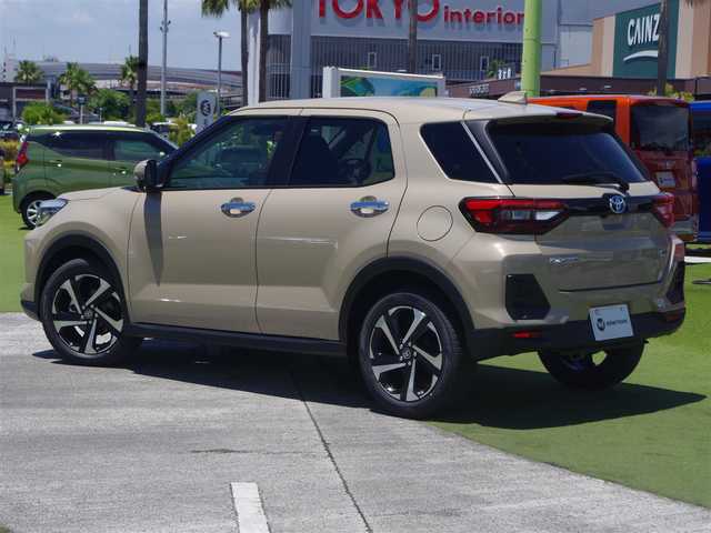 トヨタ ライズ Z 千葉県 2025(令7)年 0.1万km未満 ナチュラルベージュマイカM HEV Z　ディスプレイオーディオパッケーシ（97900）/スマートアシストIII/レーダークルーズコントロール/エコアイドル/スマートペダル/ディスプレイオーディオ/純正地デジTV/【Apple CarPlay　Android Auto対応】/【Bluetooth接続】/バックカメラ/前席シートヒーター/革巻きステアリング/ステアリングスイッチ/LEDヘッドライト/フォグライト/ウインカーミラー/コーナーセンサー/純正17インチアルミホイル/サイド/カーテンエアバッグ/キーフリーシステム