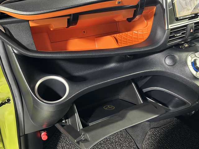 トヨタ シエンタ ハイブリッド G クエロ 沖縄県 2018(平30)年 4.5万km ブラックマイカ/エアーイエロー 2トーン 禁煙車　/県外仕入れ　/７人乗り　/純正ナビ（NSZT-Y68T）/全方位カメラ　/ビルトインＥＴＣ　/前方ドライブレコーダー　/ステアリングスイッチ　/革巻きステアリング　/ハーフレザー　/前席シートヒーター　/衝突軽減ブレーキ/ＬＥＤヘッドライト　/オートハイビーム