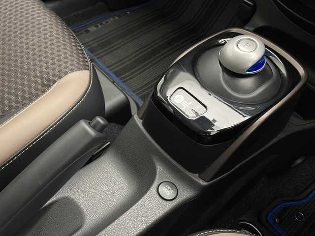 日産 ノート e－パワー メダリスト 宮崎県 2018(平30)年 3.2万km ガーネットレッド 〇純正７インチナビ【MM518D-W】/〇CD/DVD/BT/USB/フルセグTV/〇360度カメラ/〇ACC/〇デジタルインナーミラー/〇前後ドラレコ/〇純正フロアマット/〇純正15インチAW/〇ETC/〇ハーフレザーシート/〇LEDヘッドライト/〇前後コーナーセンサー/〇オートライト/〇スマートキー/〇プッシュスタート/〇ステアリングスイッチ/〇保証書・取説/〇電格ミラー