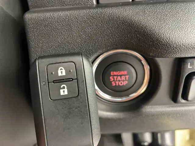 スズキ ジムニー シエラ JL 新潟県 2019(平31)年 1.9万km シフォンアイボリーM 4WD/社外SDナビ（型式：PVH-9300DVSZS）/・CD/DVD/Bluetooth/フルセグ/USB/ETC/前席シートヒーター/グリルガード/背面タイヤ/リヤタイヤカバー/純正LEDヘッドライト/オートライト/フロントフォグランプ/純正フロアマット/純正15インチAW夏タイヤ/ABS/盗難防止装置/センターデフロック/ダウンヒルアシストコントロール