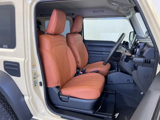 スズキ ジムニー シエラ JL 新潟県 2019(平31)年 1.9万km シフォンアイボリーM 4WD/社外SDナビ（型式：PVH-9300DVSZS）/・CD/DVD/Bluetooth/フルセグ/USB/ETC/前席シートヒーター/グリルガード/背面タイヤ/リヤタイヤカバー/純正LEDヘッドライト/オートライト/フロントフォグランプ/純正フロアマット/純正15インチAW夏タイヤ/ABS/盗難防止装置/センターデフロック/ダウンヒルアシストコントロール
