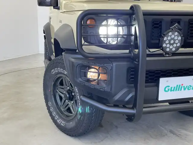 スズキ ジムニー シエラ JL 新潟県 2019(平31)年 1.9万km シフォンアイボリーM 4WD/社外SDナビ（型式：PVH-9300DVSZS）/・CD/DVD/Bluetooth/フルセグ/USB/ETC/前席シートヒーター/グリルガード/背面タイヤ/リヤタイヤカバー/純正LEDヘッドライト/オートライト/フロントフォグランプ/純正フロアマット/純正15インチAW夏タイヤ/ABS/盗難防止装置/センターデフロック/ダウンヒルアシストコントロール