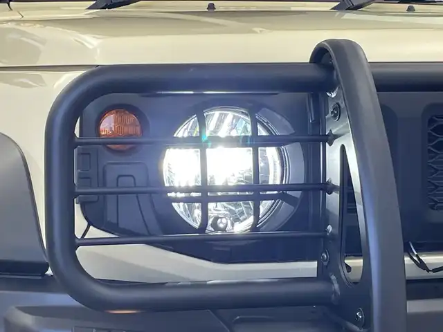 スズキ ジムニー シエラ JL 新潟県 2019(平31)年 1.9万km シフォンアイボリーM 4WD/社外SDナビ（型式：PVH-9300DVSZS）/・CD/DVD/Bluetooth/フルセグ/USB/ETC/前席シートヒーター/グリルガード/背面タイヤ/リヤタイヤカバー/純正LEDヘッドライト/オートライト/フロントフォグランプ/純正フロアマット/純正15インチAW夏タイヤ/ABS/盗難防止装置/センターデフロック/ダウンヒルアシストコントロール