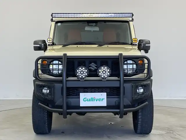 スズキ ジムニー シエラ JL 新潟県 2019(平31)年 1.9万km シフォンアイボリーM 4WD/社外SDナビ（型式：PVH-9300DVSZS）/・CD/DVD/Bluetooth/フルセグ/USB/ETC/前席シートヒーター/グリルガード/背面タイヤ/リヤタイヤカバー/純正LEDヘッドライト/オートライト/フロントフォグランプ/純正フロアマット/純正15インチAW夏タイヤ/ABS/盗難防止装置/センターデフロック/ダウンヒルアシストコントロール