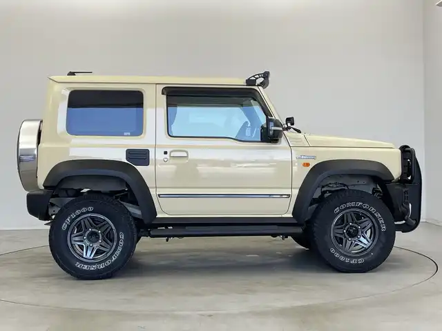 スズキ ジムニー シエラ JL 新潟県 2019(平31)年 1.9万km シフォンアイボリーM 4WD/社外SDナビ（型式：PVH-9300DVSZS）/・CD/DVD/Bluetooth/フルセグ/USB/ETC/前席シートヒーター/グリルガード/背面タイヤ/リヤタイヤカバー/純正LEDヘッドライト/オートライト/フロントフォグランプ/純正フロアマット/純正15インチAW夏タイヤ/ABS/盗難防止装置/センターデフロック/ダウンヒルアシストコントロール