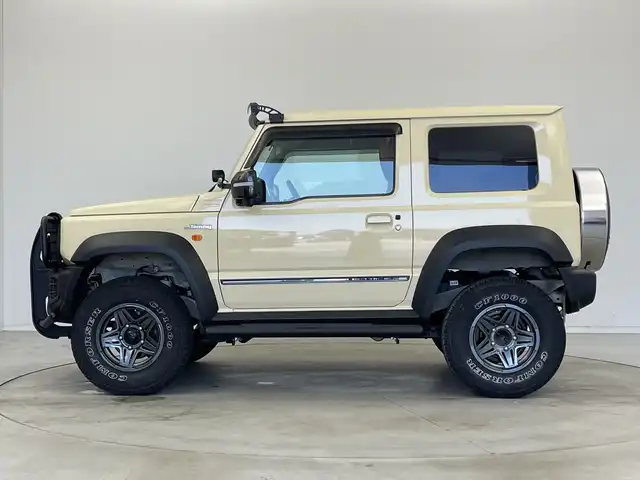 スズキ ジムニー シエラ JL 新潟県 2019(平31)年 1.9万km シフォンアイボリーM 4WD/社外SDナビ（型式：PVH-9300DVSZS）/・CD/DVD/Bluetooth/フルセグ/USB/ETC/前席シートヒーター/グリルガード/背面タイヤ/リヤタイヤカバー/純正LEDヘッドライト/オートライト/フロントフォグランプ/純正フロアマット/純正15インチAW夏タイヤ/ABS/盗難防止装置/センターデフロック/ダウンヒルアシストコントロール