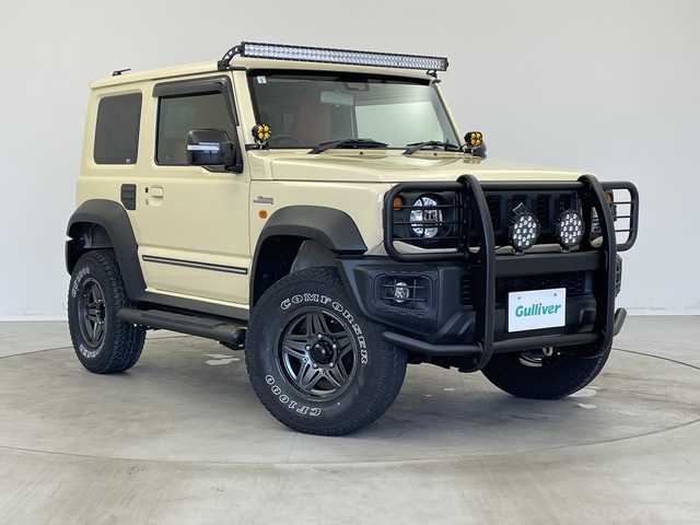 スズキ ジムニー シエラ JL 新潟県 2019(平31)年 1.9万km シフォンアイボリーM 4WD/社外SDナビ（型式：PVH-9300DVSZS）/・CD/DVD/Bluetooth/フルセグ/USB/ETC/前席シートヒーター/グリルガード/背面タイヤ/リヤタイヤカバー/純正LEDヘッドライト/オートライト/フロントフォグランプ/純正フロアマット/純正15インチAW夏タイヤ/ABS/盗難防止装置/センターデフロック/ダウンヒルアシストコントロール