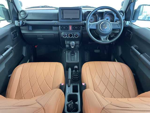 スズキ ジムニー シエラ JL 新潟県 2019(平31)年 1.9万km シフォンアイボリーM 4WD/社外SDナビ（型式：PVH-9300DVSZS）/・CD/DVD/Bluetooth/フルセグ/USB/ETC/前席シートヒーター/グリルガード/背面タイヤ/リヤタイヤカバー/純正LEDヘッドライト/オートライト/フロントフォグランプ/純正フロアマット/純正15インチAW夏タイヤ/ABS/盗難防止装置/センターデフロック/ダウンヒルアシストコントロール