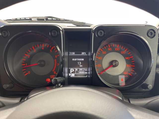 スズキ ジムニー シエラ JL 新潟県 2019(平31)年 1.9万km シフォンアイボリーM 4WD/社外SDナビ（型式：PVH-9300DVSZS）/・CD/DVD/Bluetooth/フルセグ/USB/ETC/前席シートヒーター/グリルガード/背面タイヤ/リヤタイヤカバー/純正LEDヘッドライト/オートライト/フロントフォグランプ/純正フロアマット/純正15インチAW夏タイヤ/ABS/盗難防止装置/センターデフロック/ダウンヒルアシストコントロール