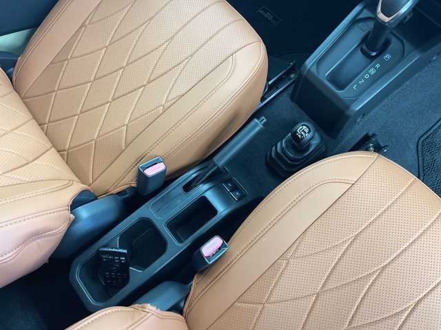 スズキ ジムニー シエラ JL 新潟県 2019(平31)年 1.9万km シフォンアイボリーM 4WD/社外SDナビ（型式：PVH-9300DVSZS）/・CD/DVD/Bluetooth/フルセグ/USB/ETC/前席シートヒーター/グリルガード/背面タイヤ/リヤタイヤカバー/純正LEDヘッドライト/オートライト/フロントフォグランプ/純正フロアマット/純正15インチAW夏タイヤ/ABS/盗難防止装置/センターデフロック/ダウンヒルアシストコントロール