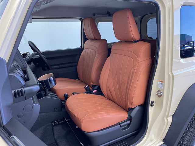 スズキ ジムニー シエラ JL 新潟県 2019(平31)年 1.9万km シフォンアイボリーM 4WD/社外SDナビ（型式：PVH-9300DVSZS）/・CD/DVD/Bluetooth/フルセグ/USB/ETC/前席シートヒーター/グリルガード/背面タイヤ/リヤタイヤカバー/純正LEDヘッドライト/オートライト/フロントフォグランプ/純正フロアマット/純正15インチAW夏タイヤ/ABS/盗難防止装置/センターデフロック/ダウンヒルアシストコントロール