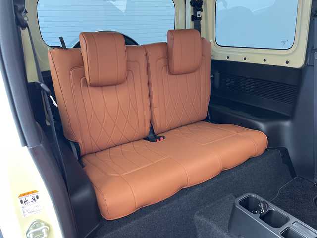 スズキ ジムニー シエラ JL 新潟県 2019(平31)年 1.9万km シフォンアイボリーM 4WD/社外SDナビ（型式：PVH-9300DVSZS）/・CD/DVD/Bluetooth/フルセグ/USB/ETC/前席シートヒーター/グリルガード/背面タイヤ/リヤタイヤカバー/純正LEDヘッドライト/オートライト/フロントフォグランプ/純正フロアマット/純正15インチAW夏タイヤ/ABS/盗難防止装置/センターデフロック/ダウンヒルアシストコントロール