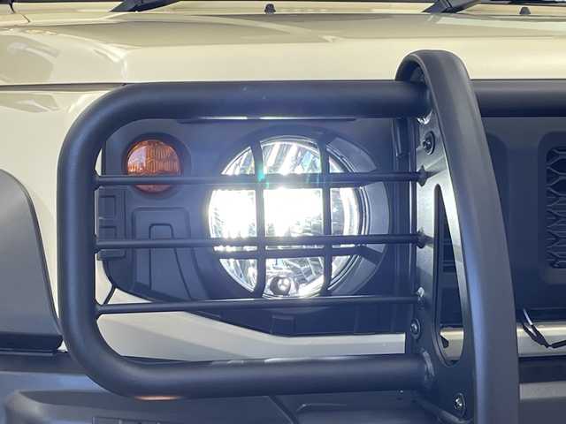 スズキ ジムニー シエラ JL 新潟県 2019(平31)年 1.9万km シフォンアイボリーM 4WD/社外SDナビ（型式：PVH-9300DVSZS）/・CD/DVD/Bluetooth/フルセグ/USB/ETC/前席シートヒーター/グリルガード/背面タイヤ/リヤタイヤカバー/純正LEDヘッドライト/オートライト/フロントフォグランプ/純正フロアマット/純正15インチAW夏タイヤ/ABS/盗難防止装置/センターデフロック/ダウンヒルアシストコントロール